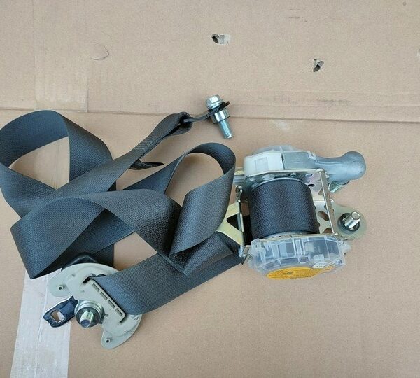 2013-2018 Subaru Forester left front Seat Belt Set.